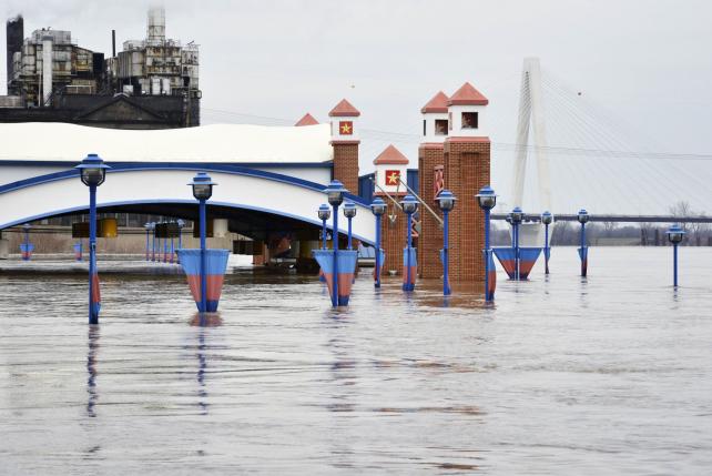 The Mississippi River is pictured flooding parts of downtown St. Louis, Missouri December 31, 2015. REUTERS/Kate Munsch